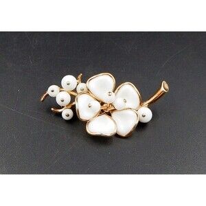Crown Trifari Alfred Philippe Poured Milk Glass Flower Berries Brooch Gold Tone